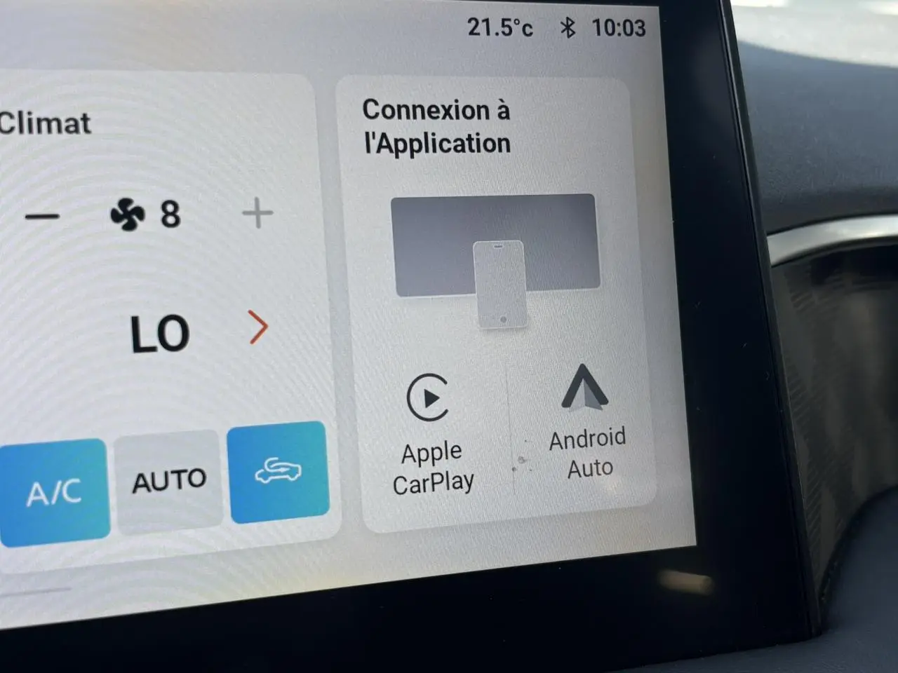 Écran tactile central du MG3 blanc Dover 2025 montrant la connexion Apple CarPlay et Android Auto.