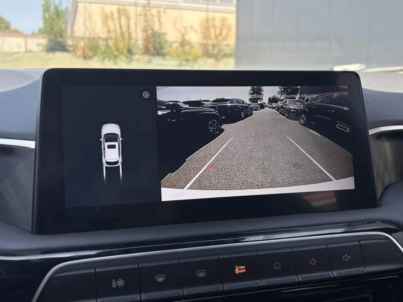 Écran tactile intérieur montrant la caméra de recul du MG3 blanc Dover avec guidage de trajectoire.