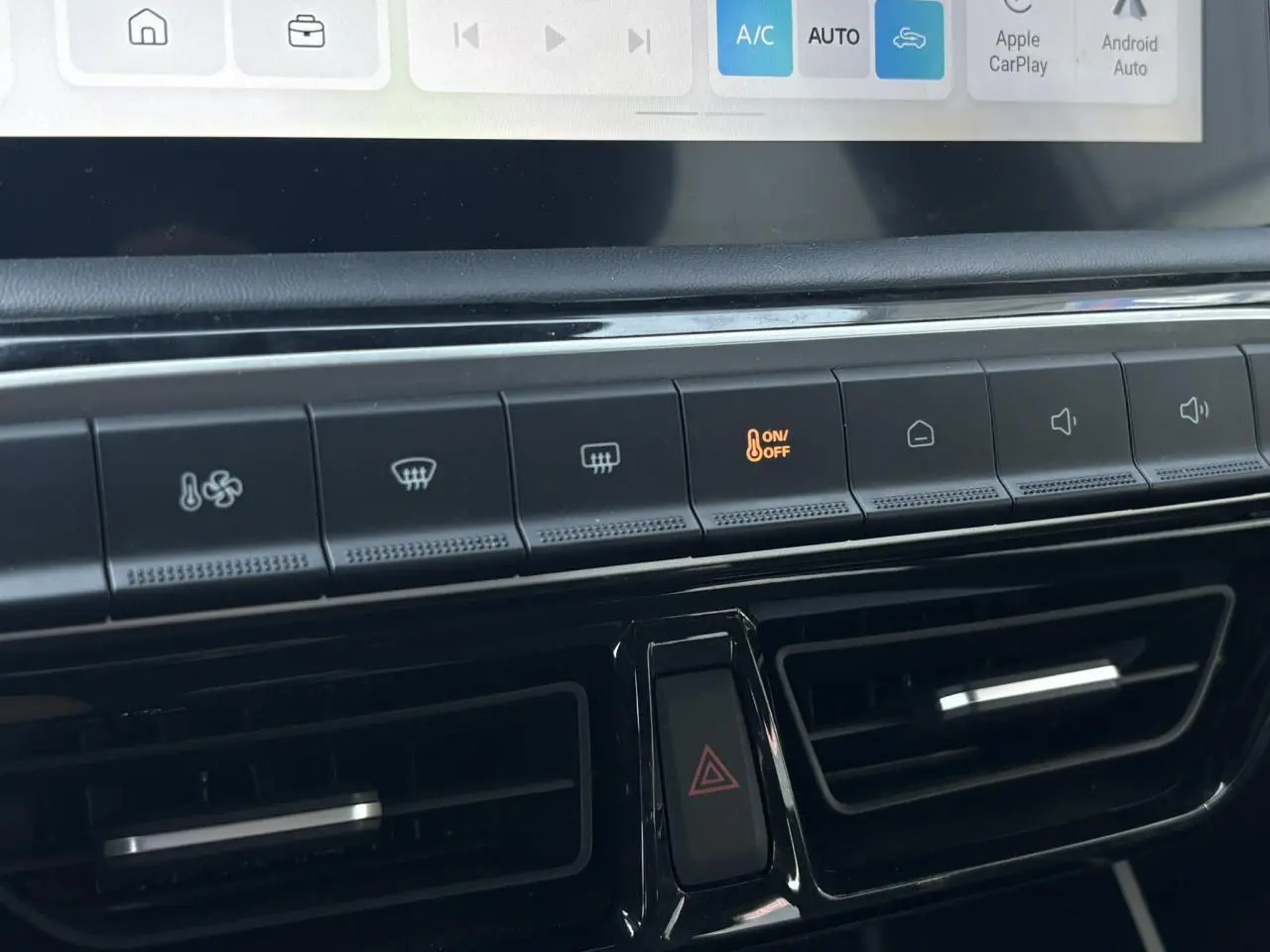 Vue rapprochée du tableau de bord du MG3 blanc Dover 2025, montrant les commandes de climatisation et l'écran tactile avec Apple CarPlay.