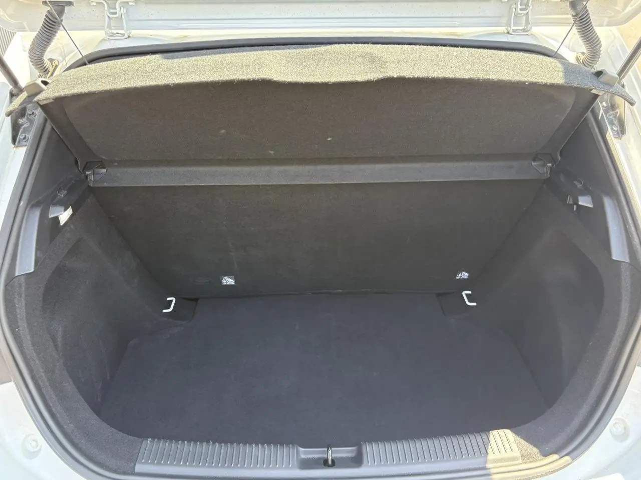 Coffre ouvert d'une MG3 1.5 Hybrid+ 195 Comfort blanc Dover, vue arrière montrant l'espace de rangement vide.