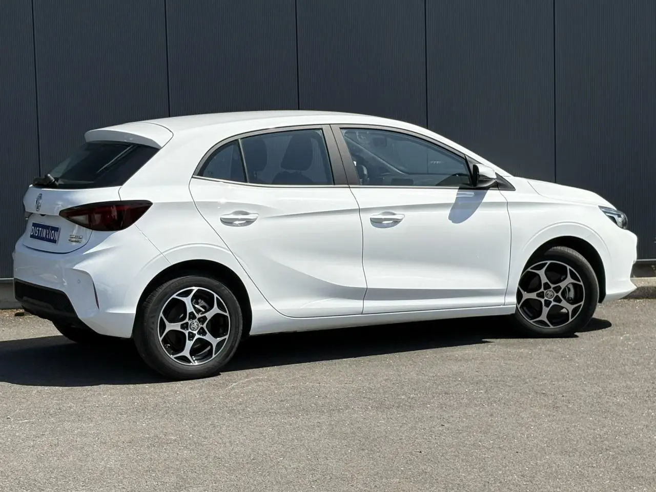 Vue de profil côté gauche d'une MG3 blanche Dover 2025 avec jantes alliage et vitres teintées.