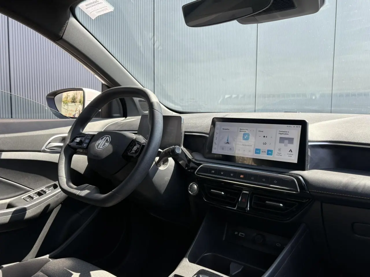 Vue intérieure côté conducteur du MG3 1.5 Hybrid+ 195 Comfort avec écran tactile large et volant multifonction noir.