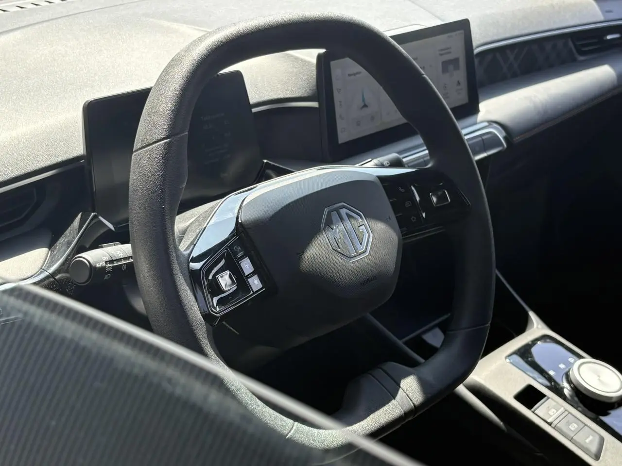 Vue rapprochée du volant noir de la MG3 2025 avec tableau de bord numérique et écran tactile central.