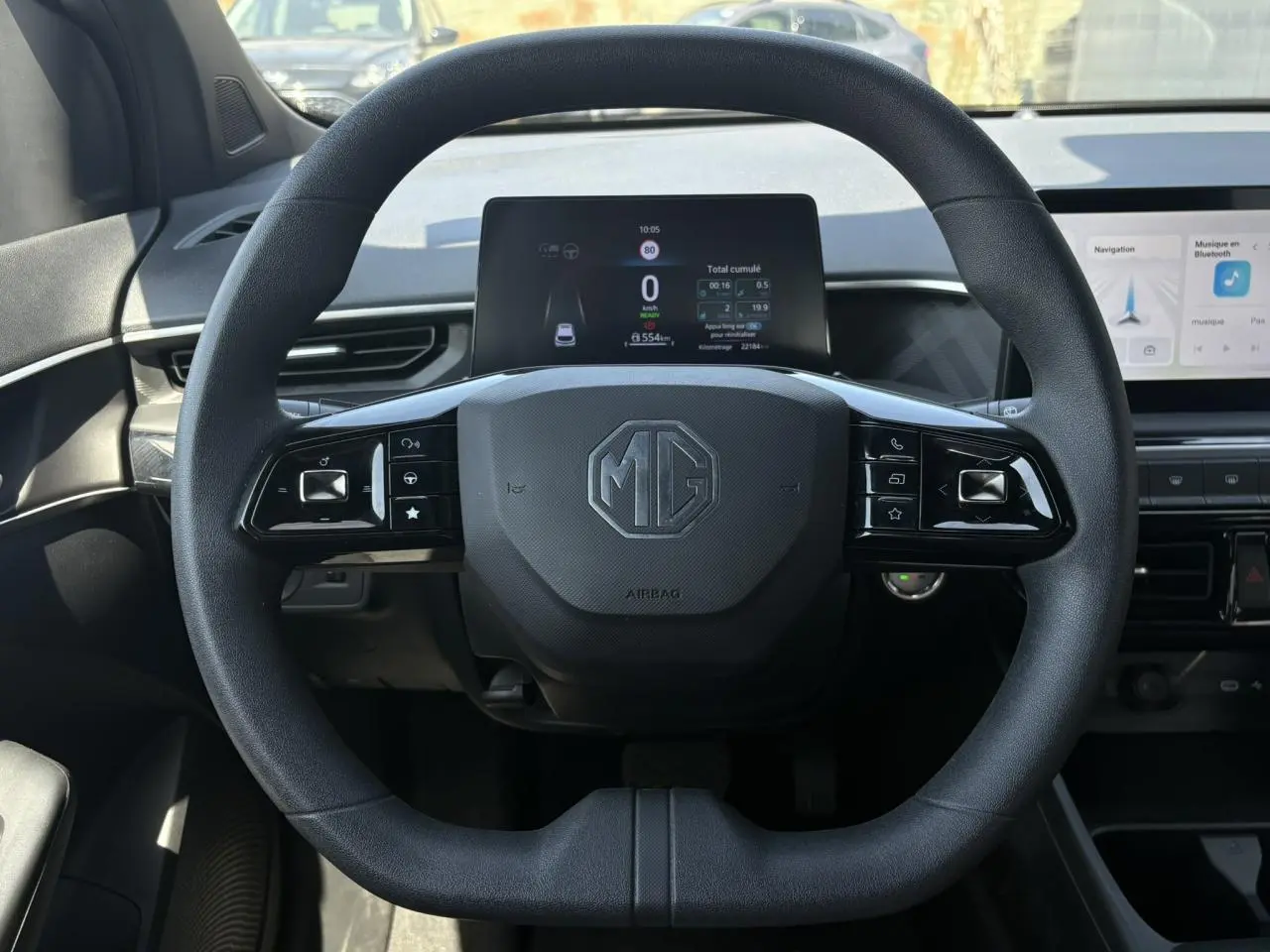 Vue frontale du volant noir avec logo MG au centre et tableau de bord numérique du MG3 1.5 Hybrid+ 195 Comfort 2025.
