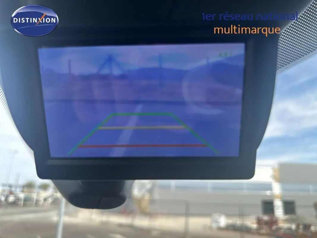 Écran de caméra de recul du Ford Transit Fourgon blanc, vue intérieure avant avec affichage des lignes de guidage.