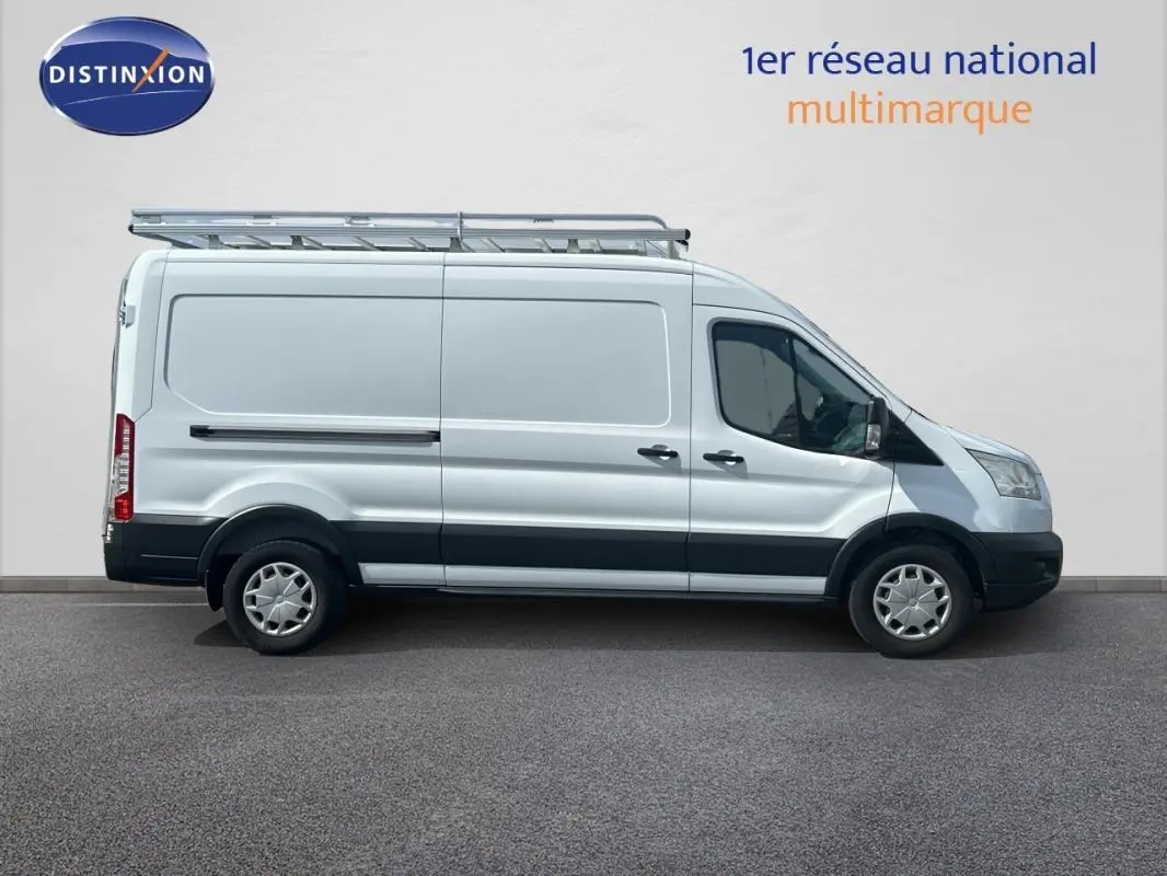 Ford Transit Fourgon blanc en profil droit avec galerie de toit et jantes classiques 16 pouces.