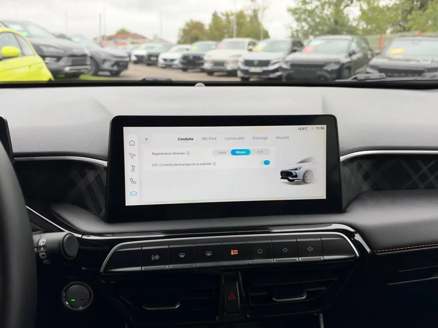 Vue intérieure centrée sur l'écran tactile du tableau de bord du MG3 1.5 Hybrid+ 195ch Luxury, avec commandes et finition noire.