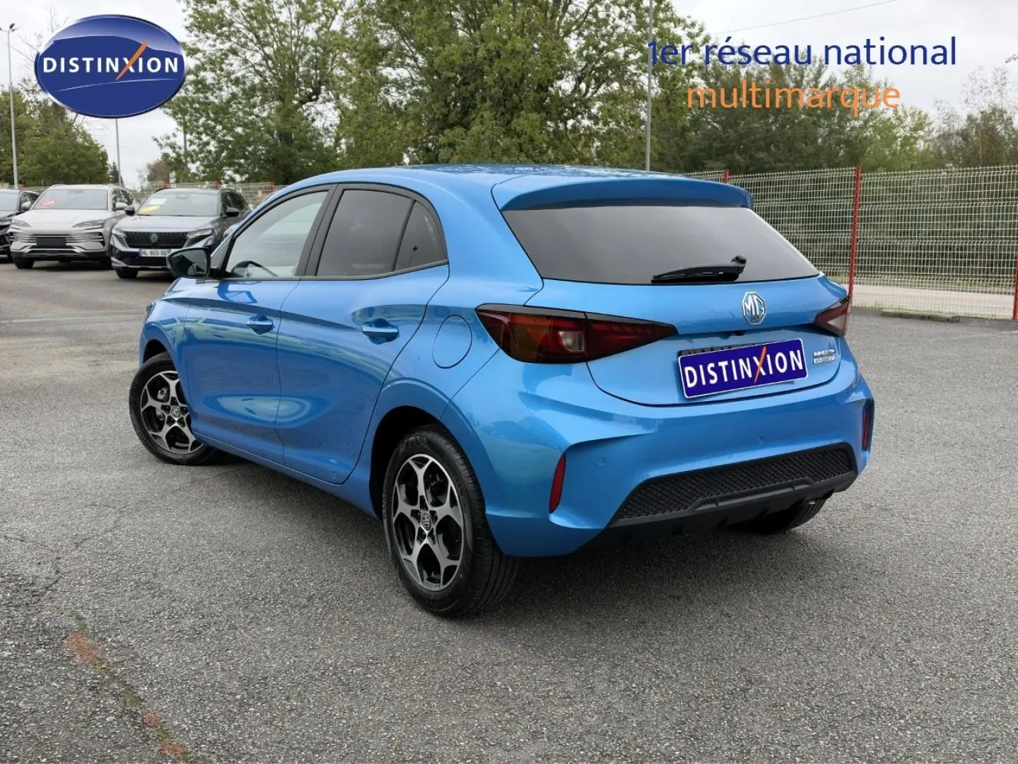 Vue 3/4 arrière droite de la MG3 1.5 Hybrid+ 195ch Luxury en Como Blue métallisé avec vitres arrière surteintées.