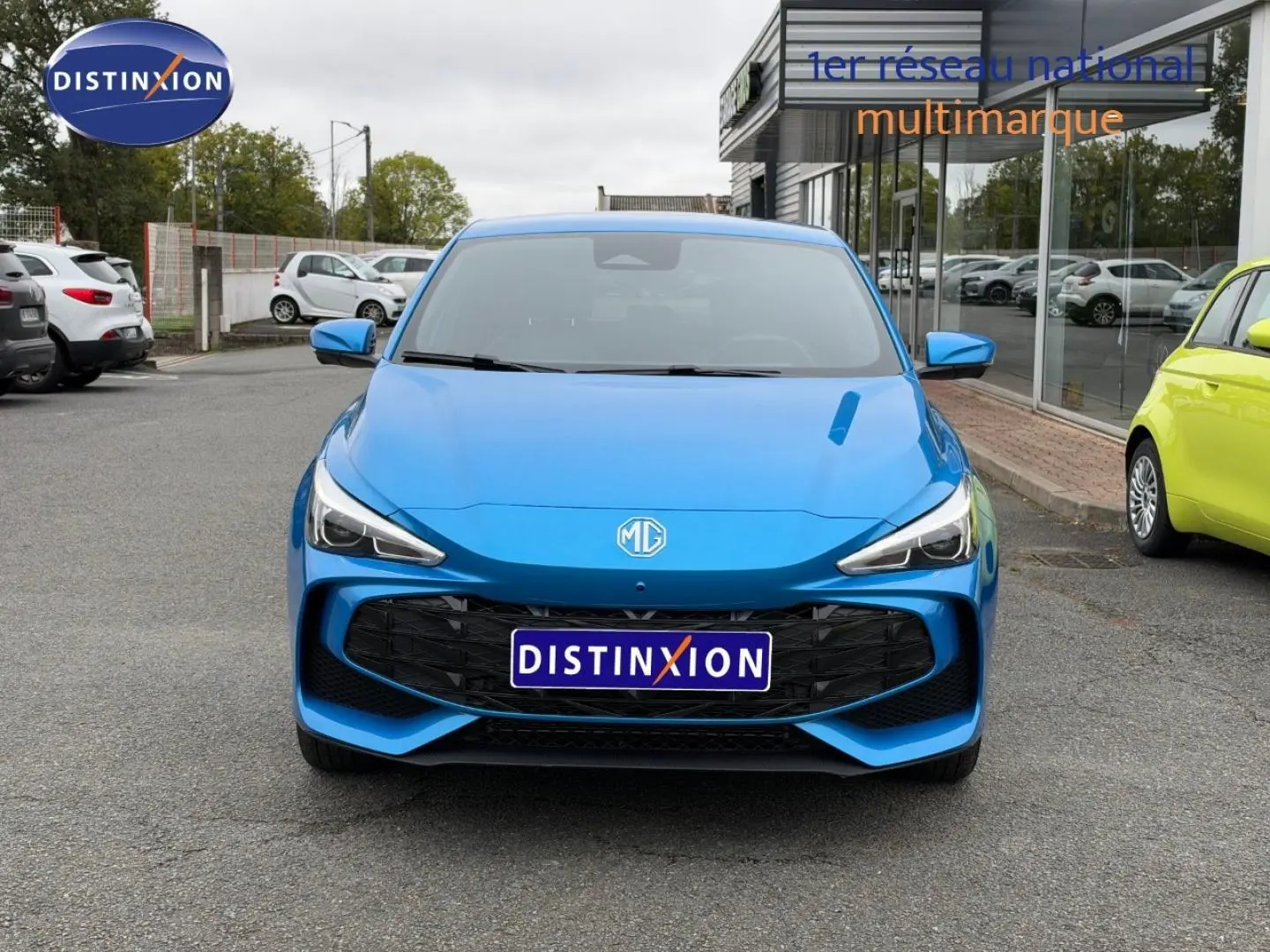 Vue avant d'une MG3 1.5 Hybrid+ 195ch Luxury en Como Blue métallisé, avec calandre noire et phares LED distinctifs.