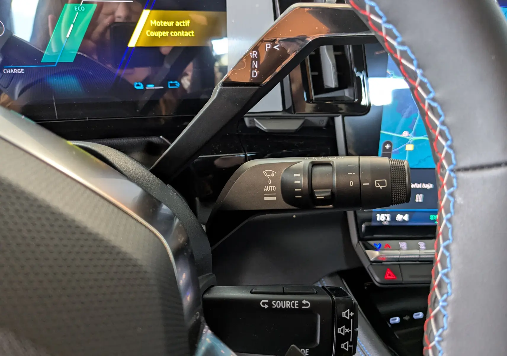 Détail intérieur du volant du Renault Austral e-tech 2025, mettant en valeur les commandes de vitesses et essuie-glace.