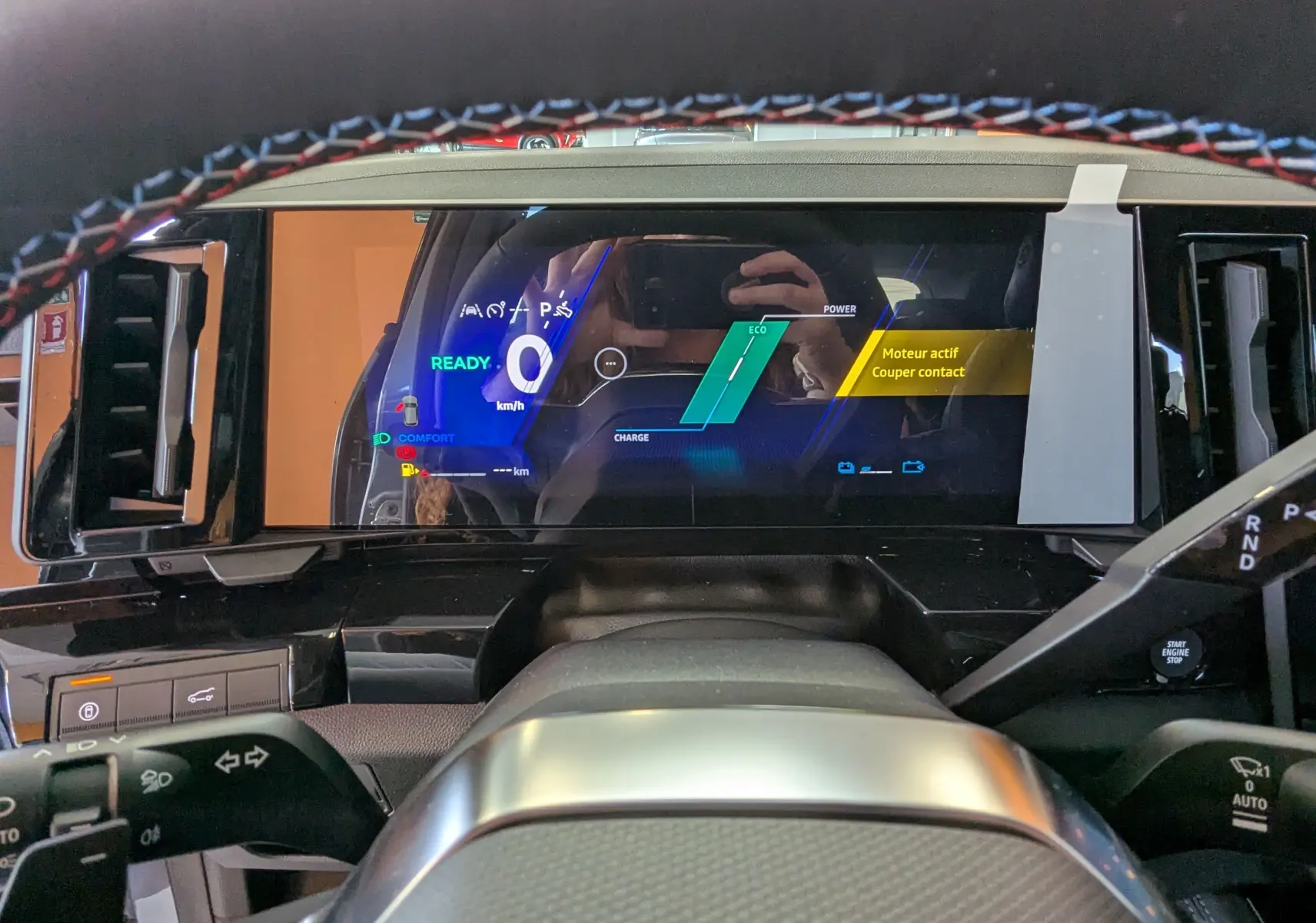 Tableau de bord numérique du Renault Austral e-tech gris schist, affichage mode éco et message moteur actif.