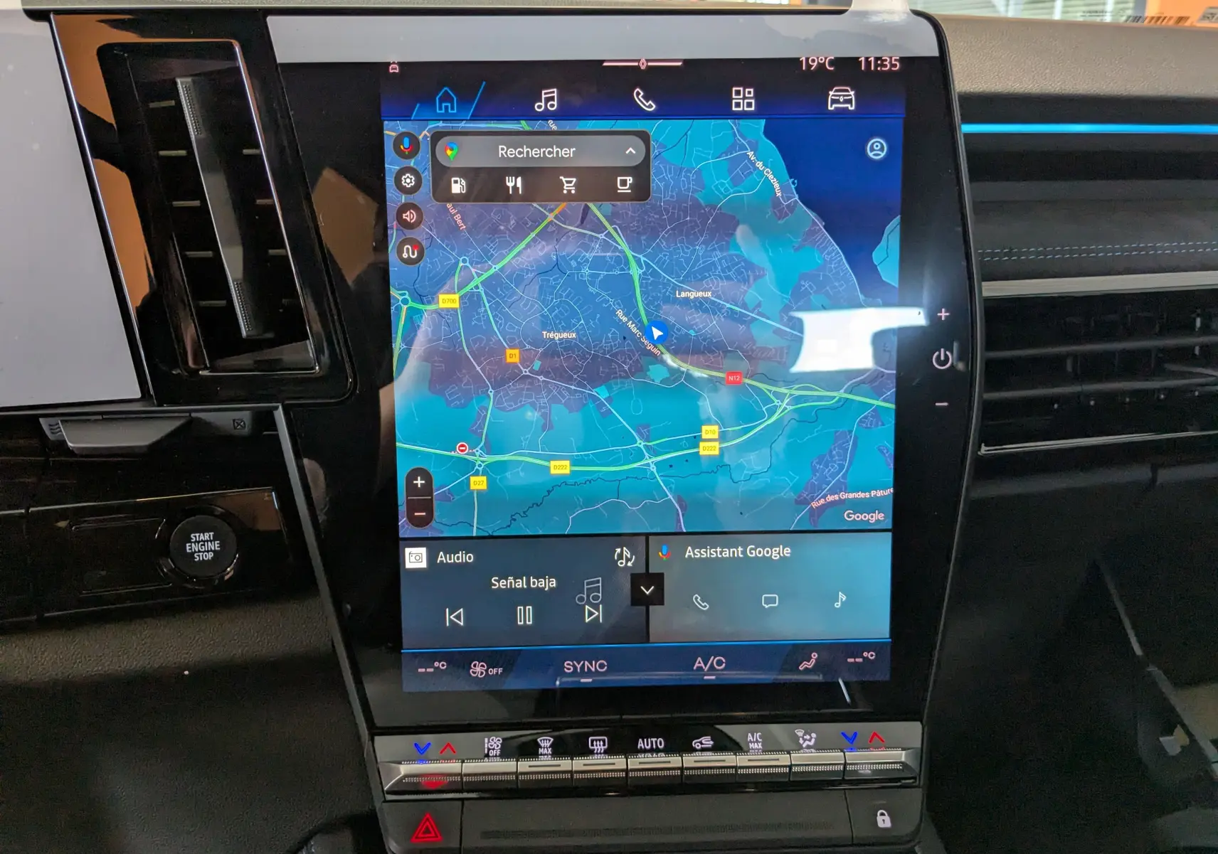 Vue rapprochée de l'écran tactile central du Renault Austral gris schist, affichant la navigation GPS et commandes climatiques.
