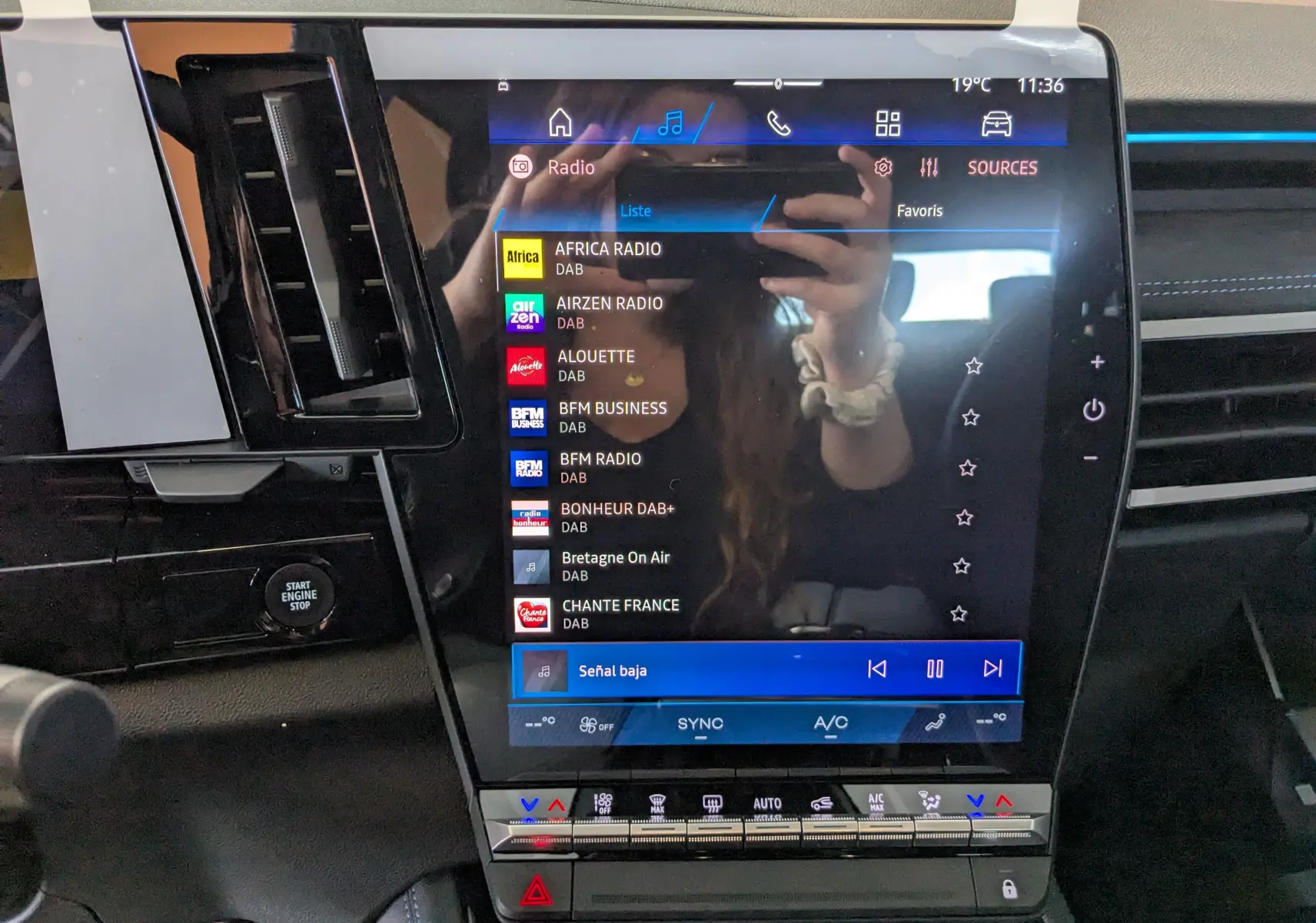 Écran tactile central du tableau de bord du Renault Austral gris schist, affichant la liste des radios DAB.