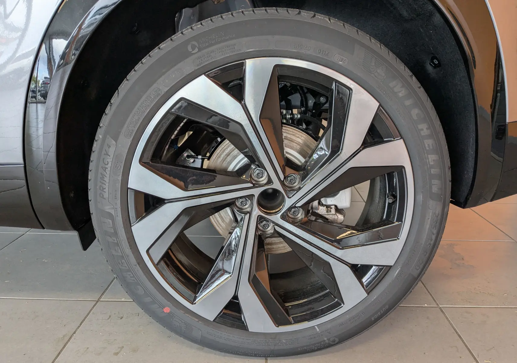 Gros plan sur la roue avant gauche du Renault Austral gris schist, mettant en valeur la jante alliage 20 pouces au design moderne.