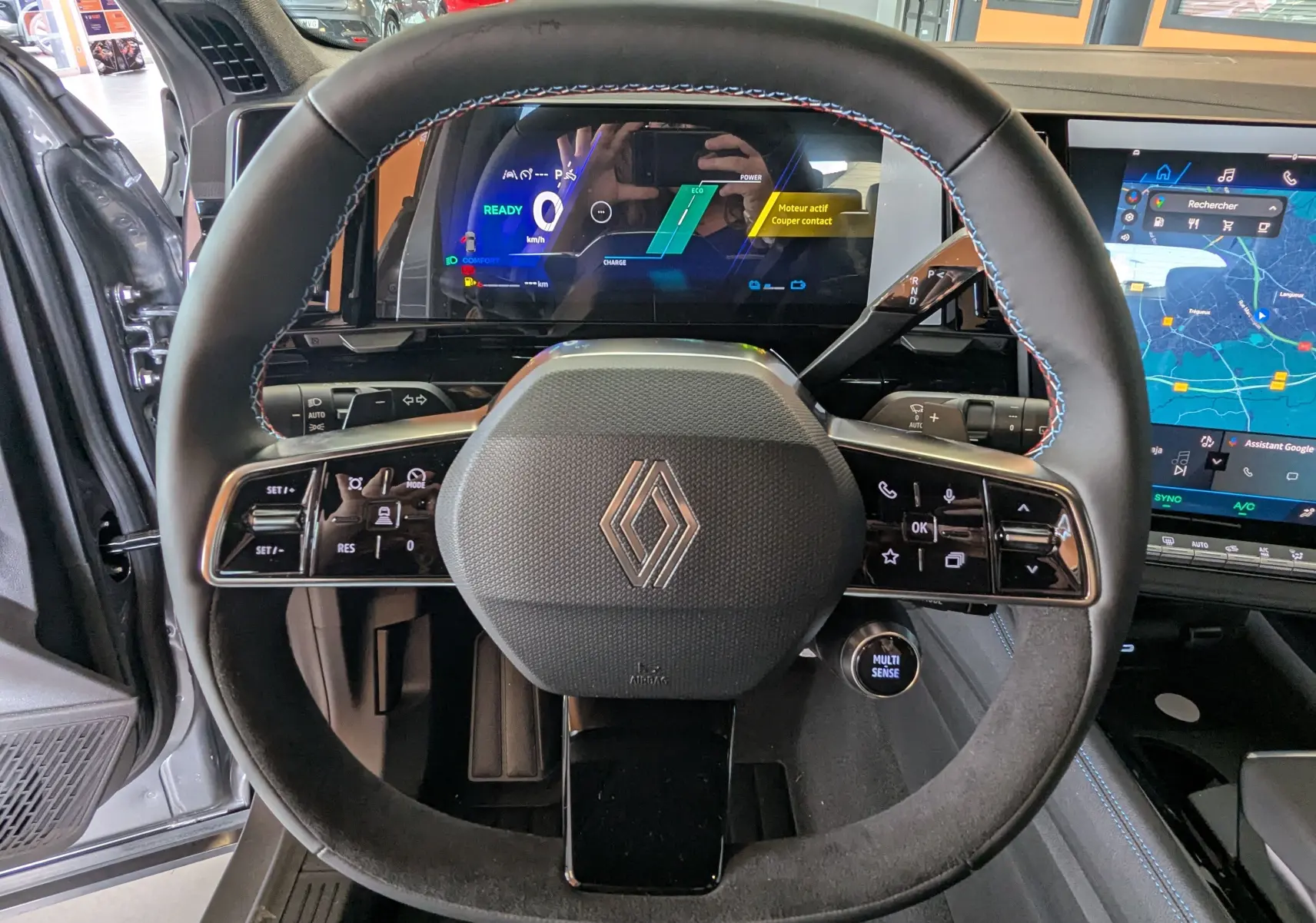 Vue rapprochée du volant noir du Renault Austral 2025 avec tableau de bord digital et écran tactile latéral.