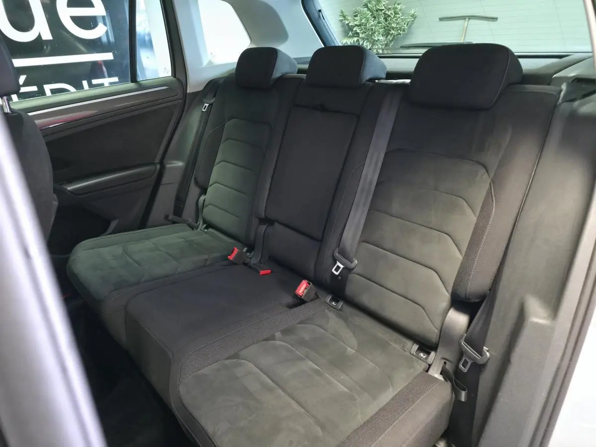 Vue intérieure des sièges arrière en microfleece noir du Volkswagen Tiguan 2020 version Carat.