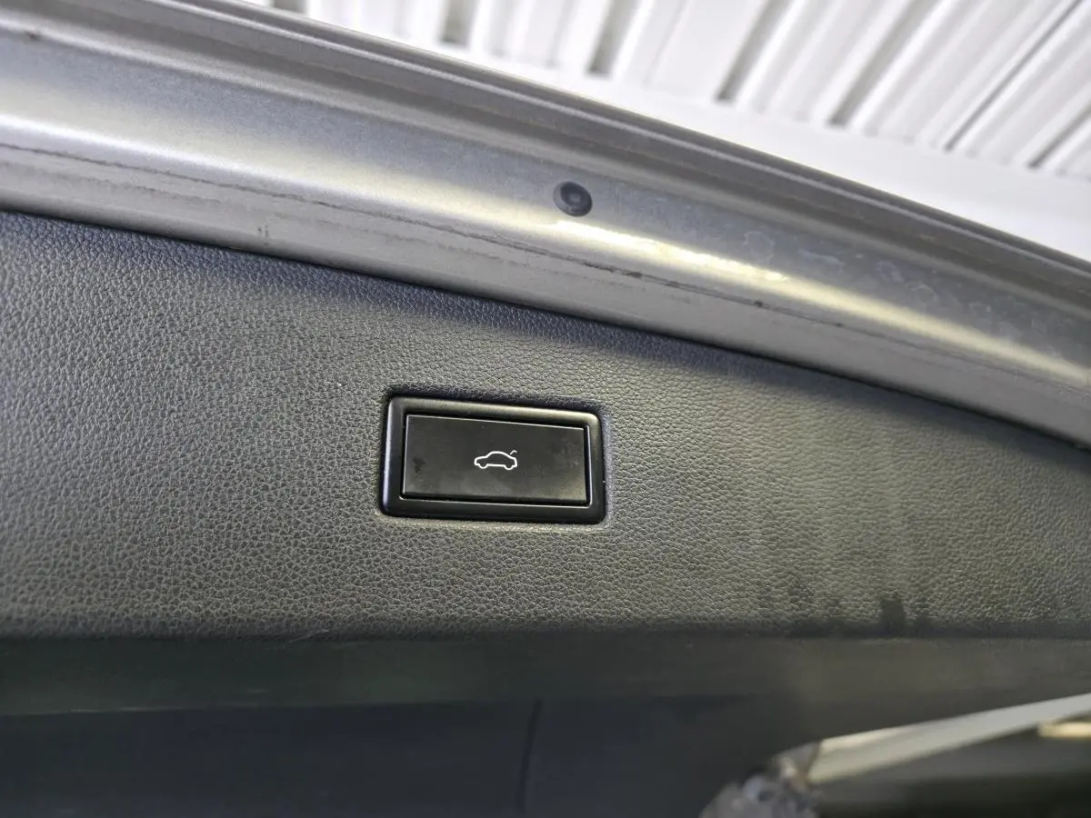 Bouton d'ouverture électrique du coffre sur la partie intérieure du hayon gris du Volkswagen Tiguan 2020.