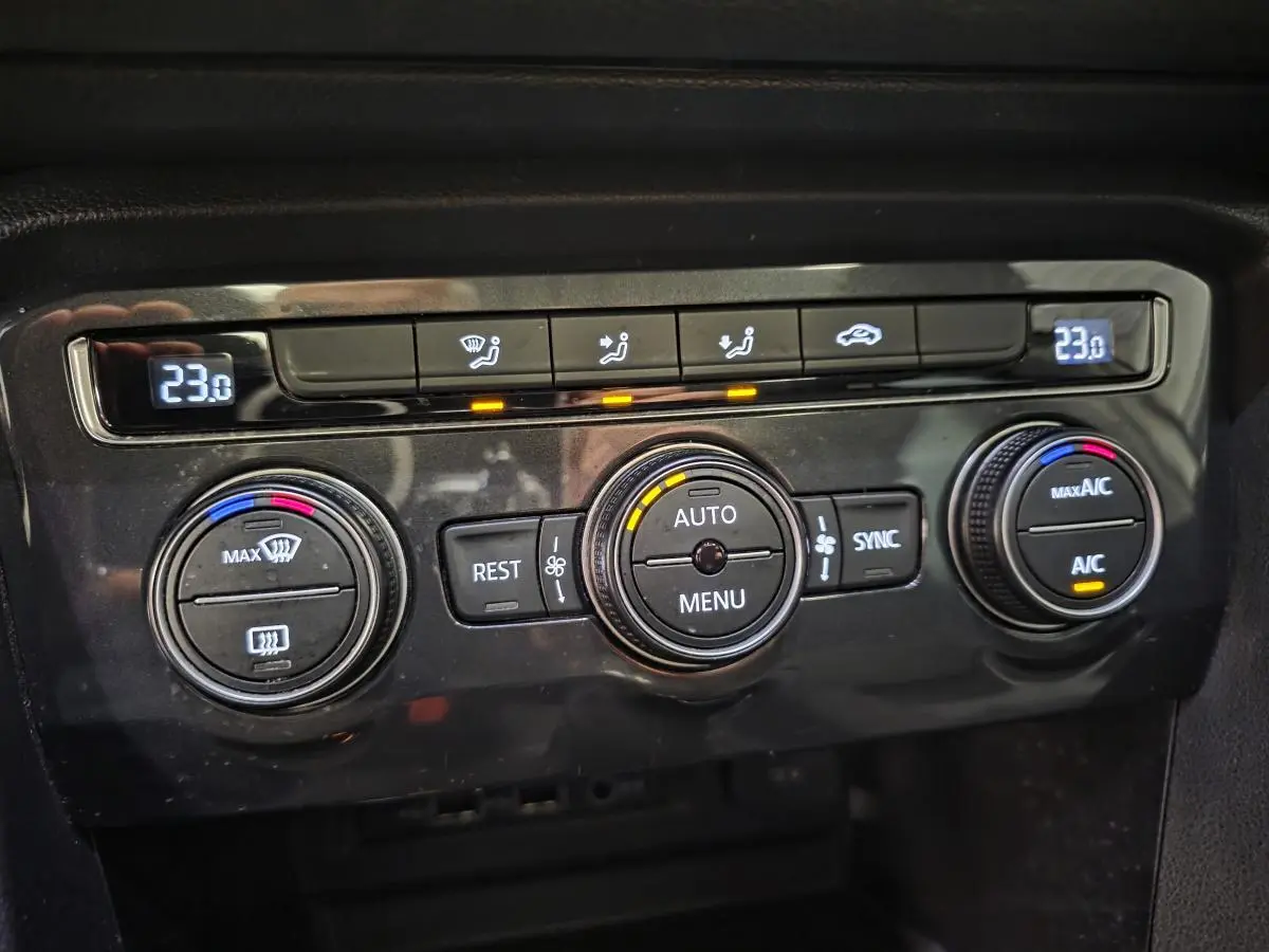 Gros plan sur la console de climatisation automatique du Volkswagen Tiguan 2020 avec affichage digital à 23°C.