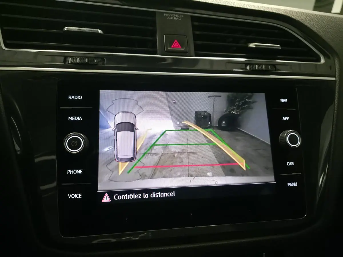 Écran de caméra de recul du Volkswagen Tiguan 2020 affichant la zone derrière le véhicule en gris dans un parking.
