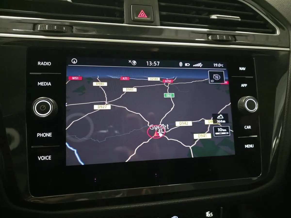 Écran tactile du système de navigation du Volkswagen Tiguan 2020, affichant une carte routière en intérieur noir.
