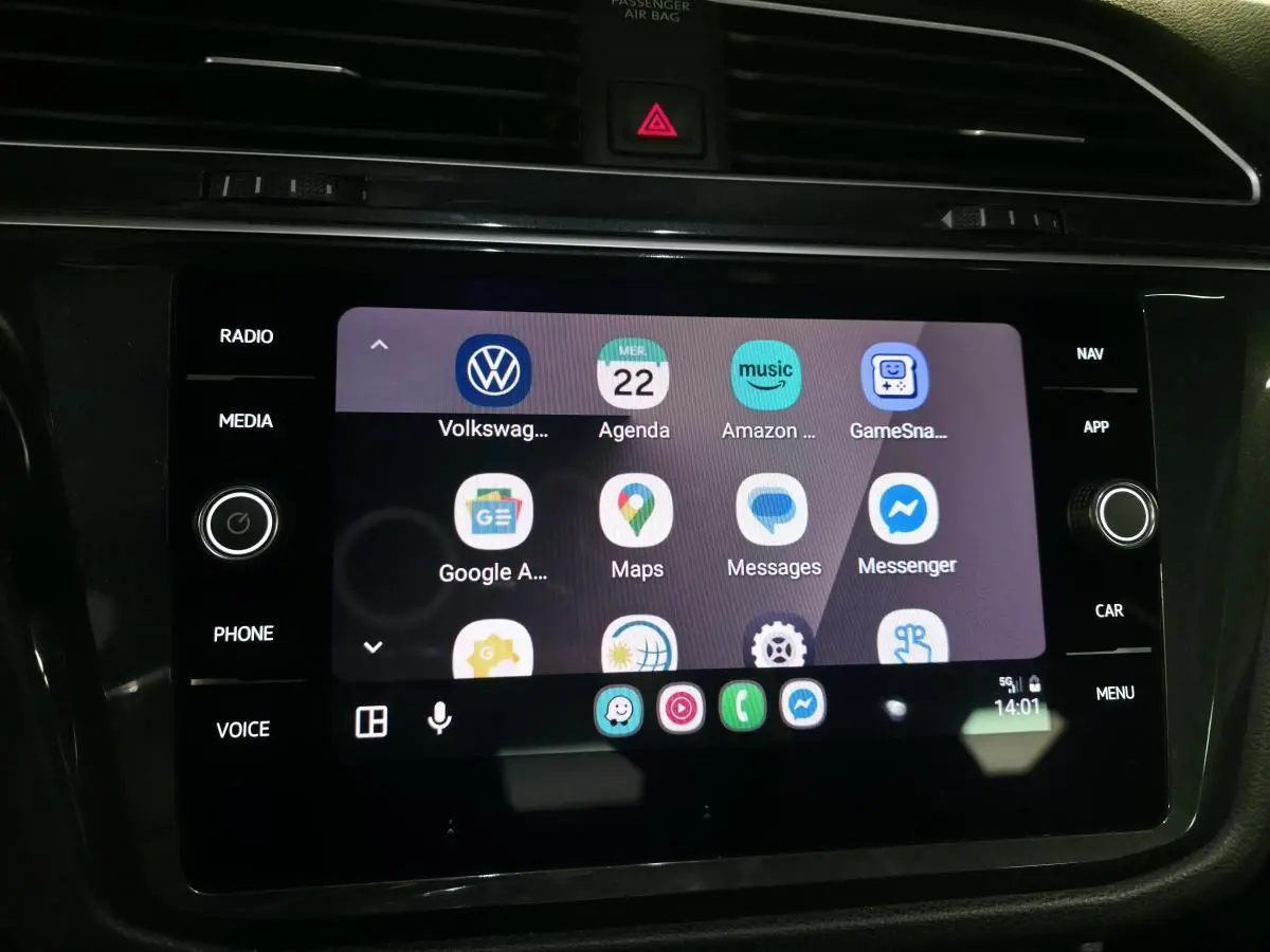 Écran tactile central du Volkswagen Tiguan 2020 affichant des applications connectées dans un intérieur noir.