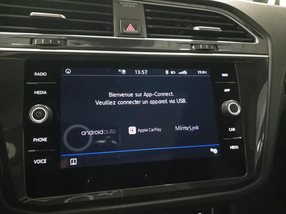 Écran tactile central du Volkswagen Tiguan 2020 affichant App-Connect avec options Android Auto, Apple CarPlay et MirrorLink.