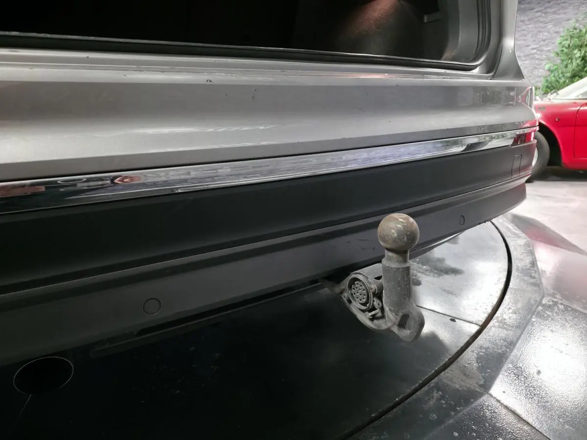 Gros plan sur le crochet d'attelage escamotable à l'arrière d'un Volkswagen Tiguan gris 2020.
