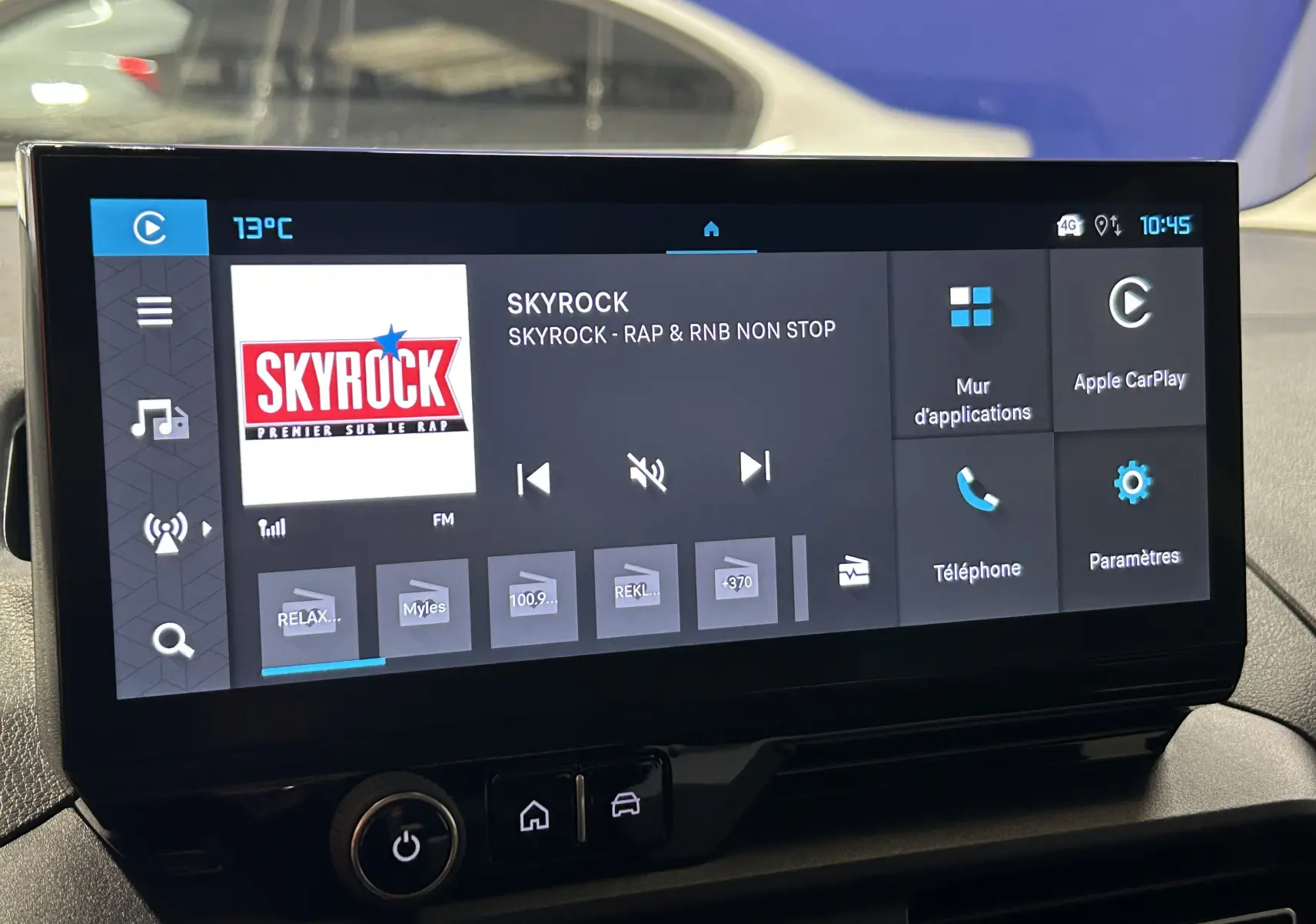 Écran tactile central du tableau de bord du Citroën Berlingo Multispace gris, affichant la radio Skyrock.
