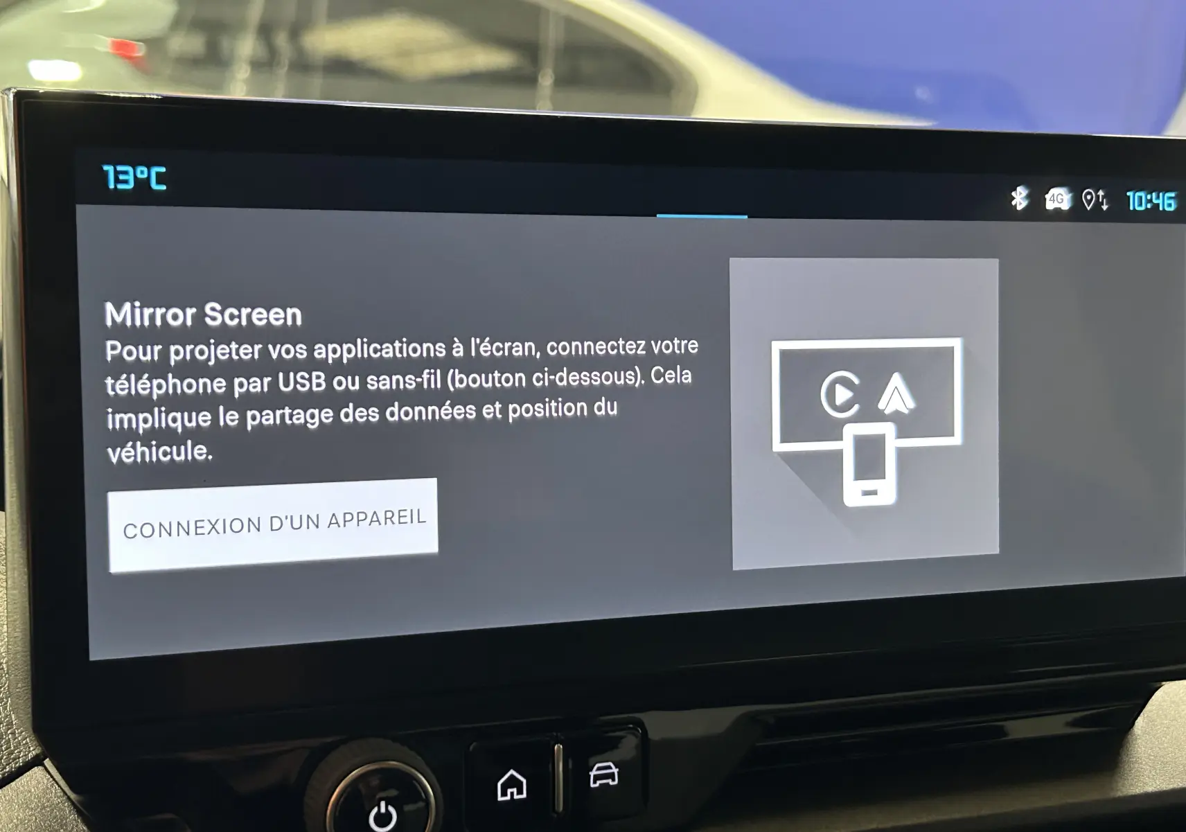 Écran tactile intérieur du Citroën Berlingo Multispace 2025 affichant l'interface Mirror Screen en mode veille