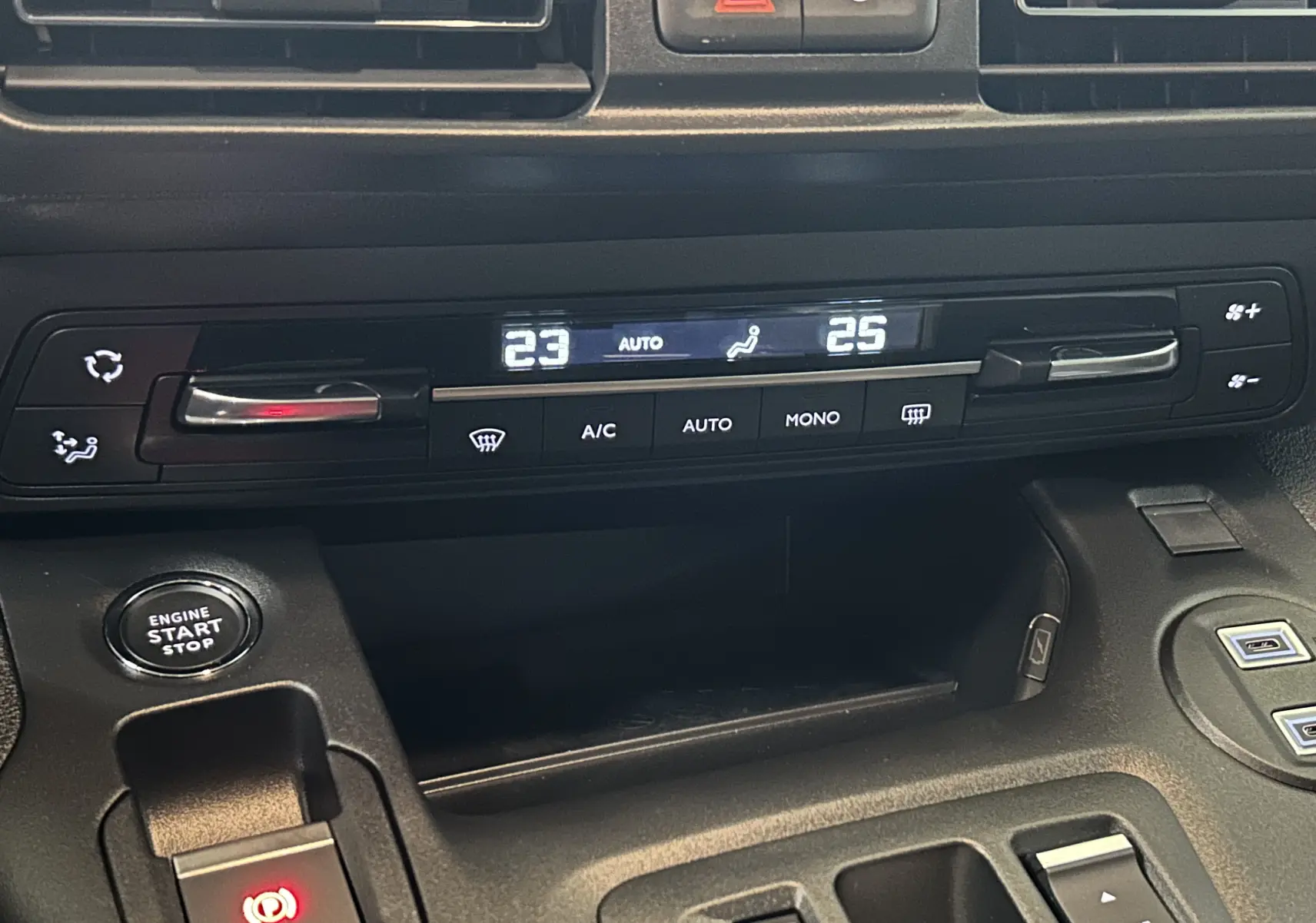 Gros plan sur la console centrale du Citroën Berlingo Multispace 2025, avec commandes climatisation digitale et bouton start/stop.