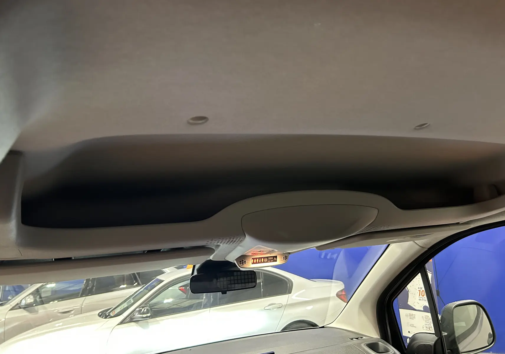 Vue intérieure du plafond et pare-brise côté droit du Citroën Berlingo Multispace 2025, ambiance claire et moderne.