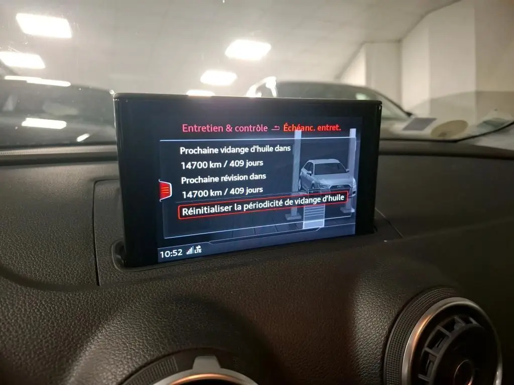 Écran central de l'Audi A3 Sportback noir 2017 affichant l'entretien et le contrôle d'huile, vue intérieure frontale.