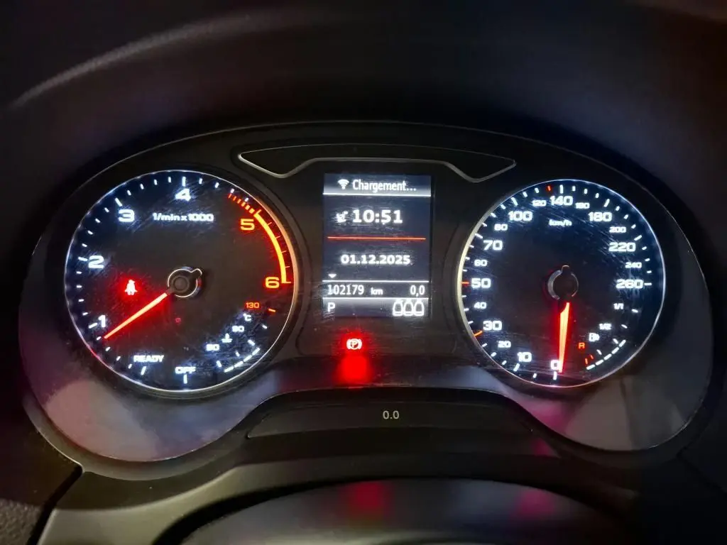 Vue rapprochée du tableau de bord numérique de l'Audi A3 Sportback noir, affichant compte-tours, vitesse et écran central.