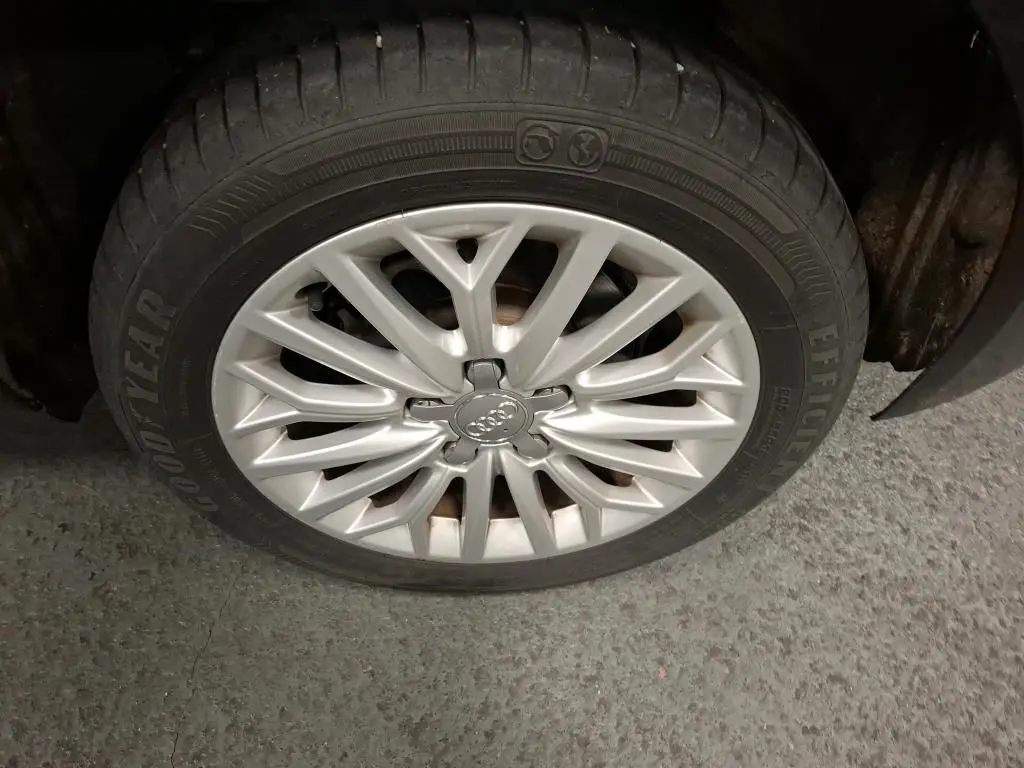 Gros plan sur la jante en aluminium 10 branches argentée d’une Audi A3 Sportback noire, pneu Goodyear visible.