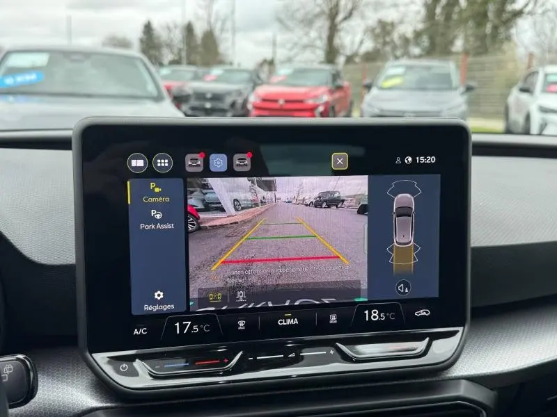 Écran intérieur montrant la caméra de recul du SEAT LEON 2.0 TDI gris Graphène, vue arrière avec lignes de guidage.