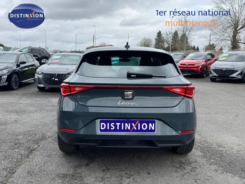 Vue arrière d'une SEAT Leon 2.0 TDI 115ch STYLE XL gris Graphène métallisé, avec feux arrière allongés et logo central.