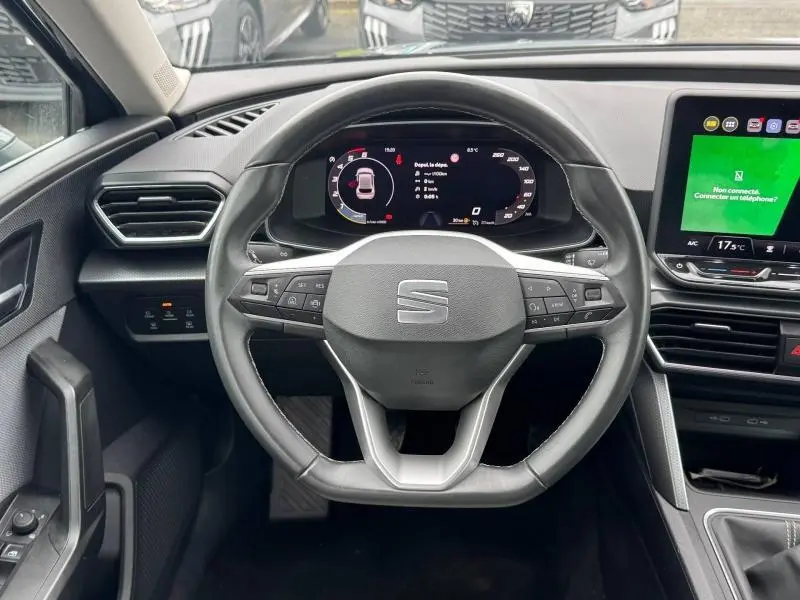 Vue intérieure centrée sur le volant du SEAT LEON 2.0 TDI 115ch STYLE XL 2025 en Gris Graphène Métallisée avec tableau de bord numérique.
