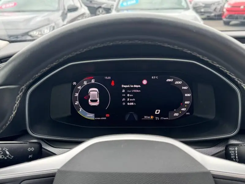Vue depuis le poste de conduite sur l'écran numérique du tableau de bord du SEAT LEON 2.0 TDI gris Graphène.