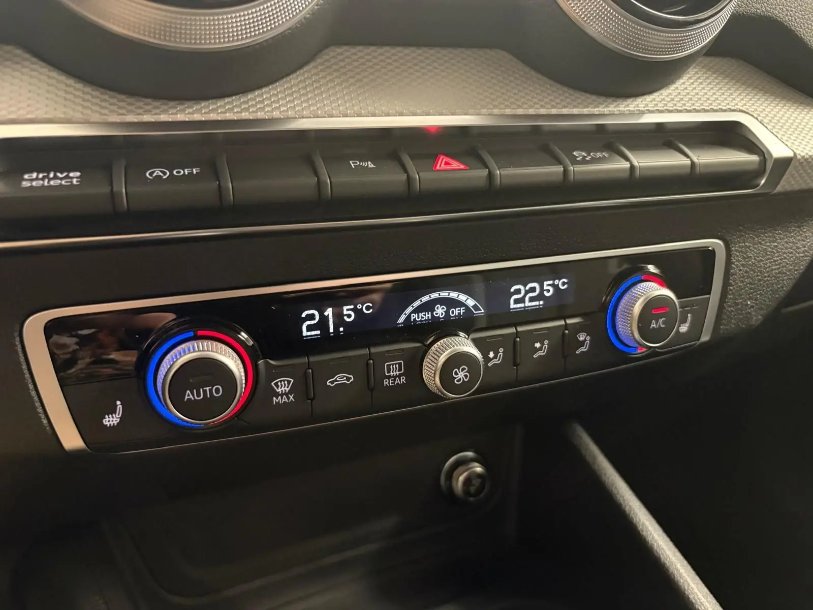 Gros plan sur la console centrale de l'Audi Q2 2026, montrant la climatisation automatique et les commandes chauffantes.