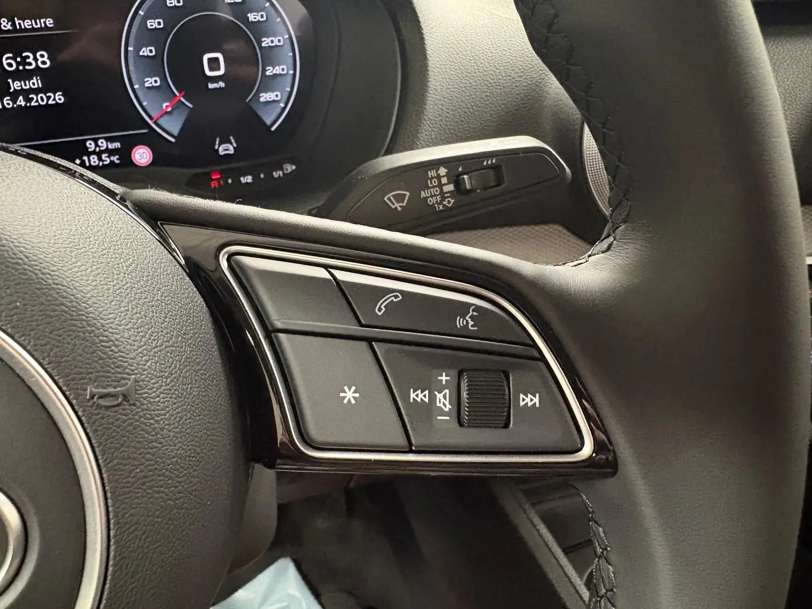 Gros plan sur les commandes multimédia à droite du volant d’un Audi Q2 35 TFSI 150 S tronic 7 S line 2026.
