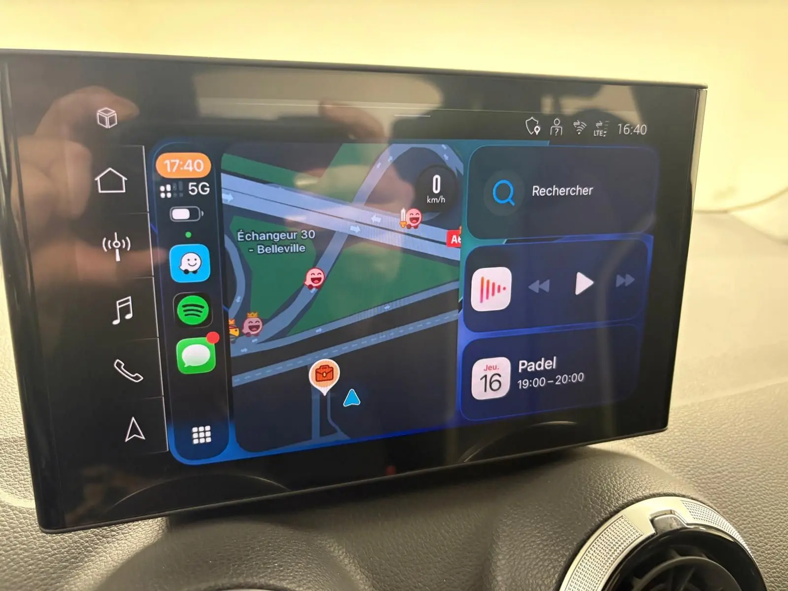 Écran tactile central de l'Audi Q2 35 TFSI S Line 2026 affichant navigation et applications, intérieur noir.