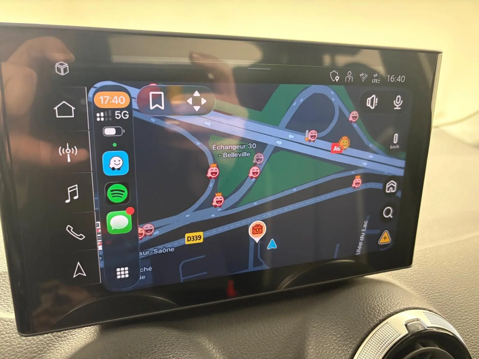 Écran tactile central de l’Audi Q2 35 TFSI S Line 2026 affichant la navigation avec carte et icônes colorées.
