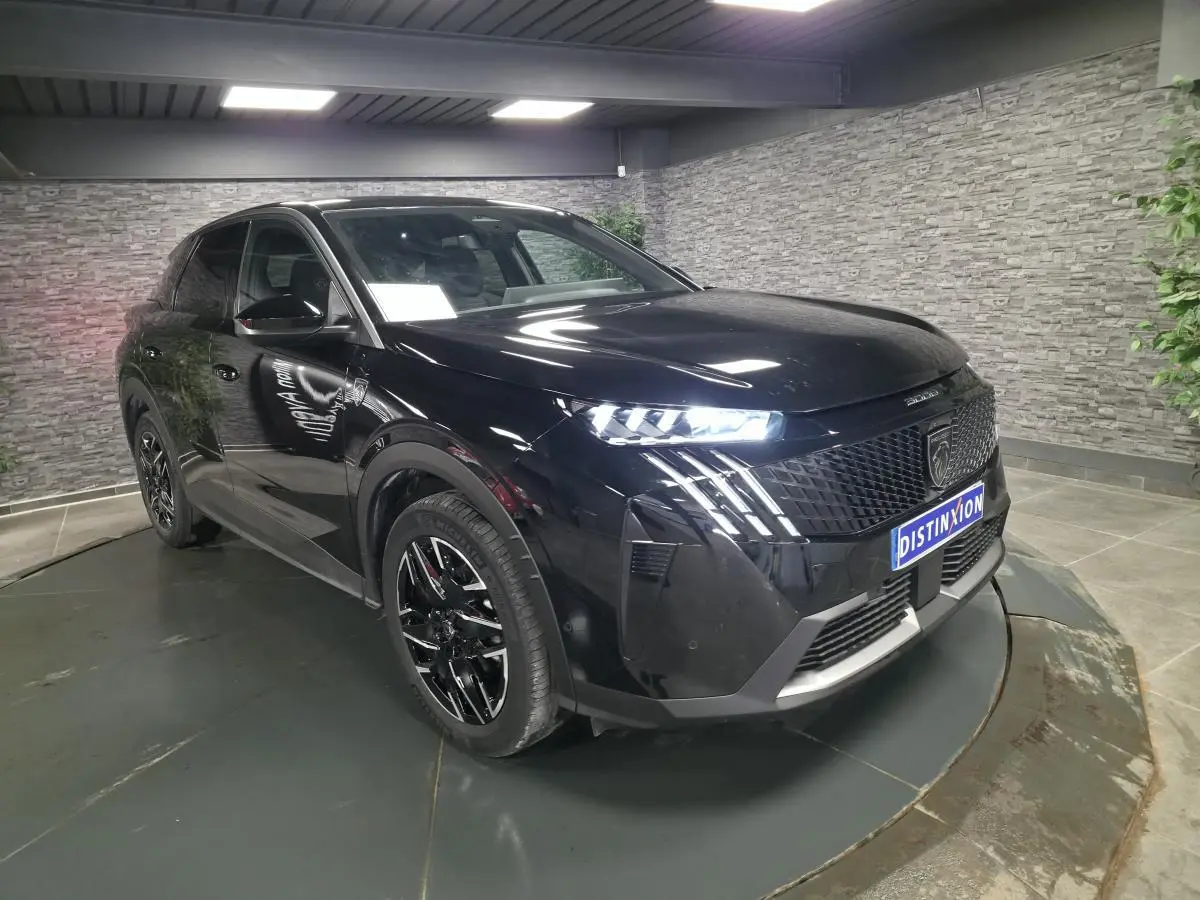 Peugeot 3008 noir en 3/4 avant droit, avec phares allumés et jantes alliage noires brillantes.
