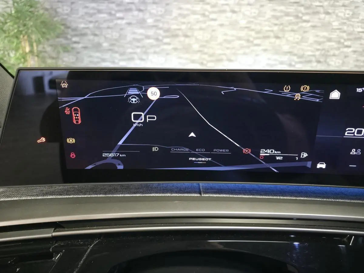 Affichage numérique du tableau de bord du Peugeot 3008 noir, vue frontale centrée sur l'écran de conduite.