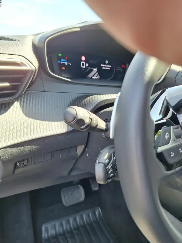 Vue intérieure côté conducteur du Peugeot 2008 Hybrid 136 Allure 2025, avec cockpit numérique et volant partiel visible.
