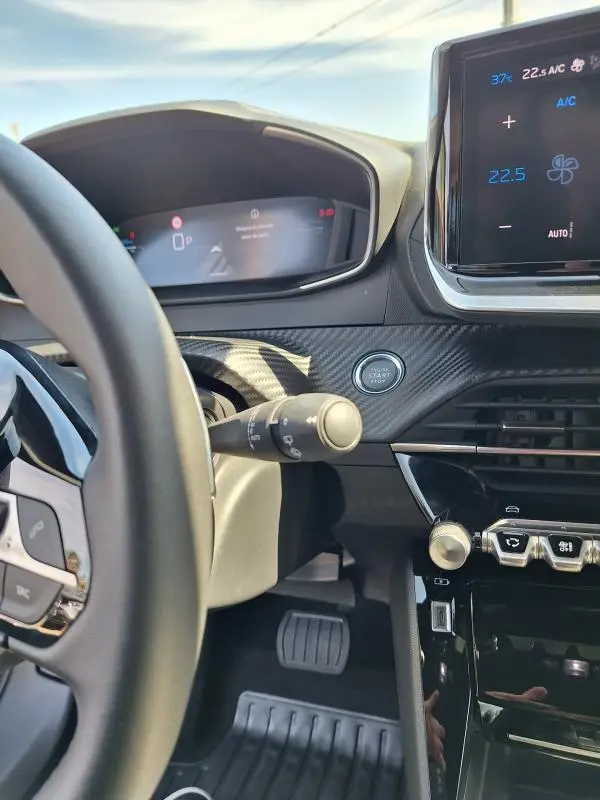 Vue intérieure côté conducteur du Peugeot 2008 Hybrid 136 Allure 2025, avec cockpit numérique et écran tactile.