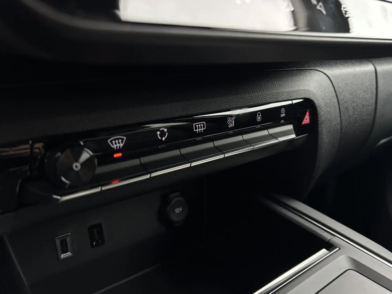 Détail de la console centrale noire du Citroën C5 Aircross 2025, avec commandes climatisation et prises USB visibles.