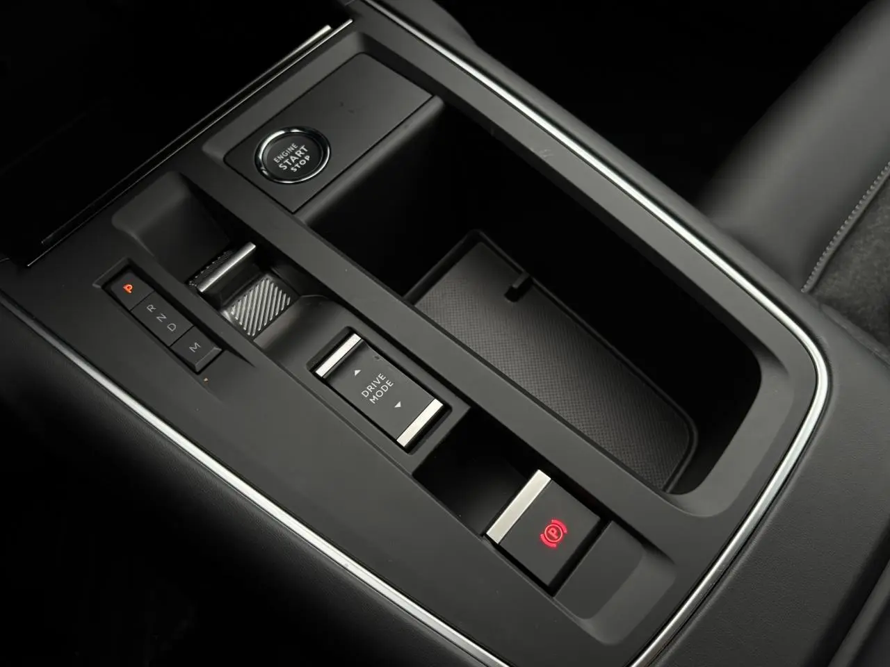 Vue rapprochée de la console centrale noire du Citroën C5 Aircross 2025 avec bouton start/stop et commande boîte auto.