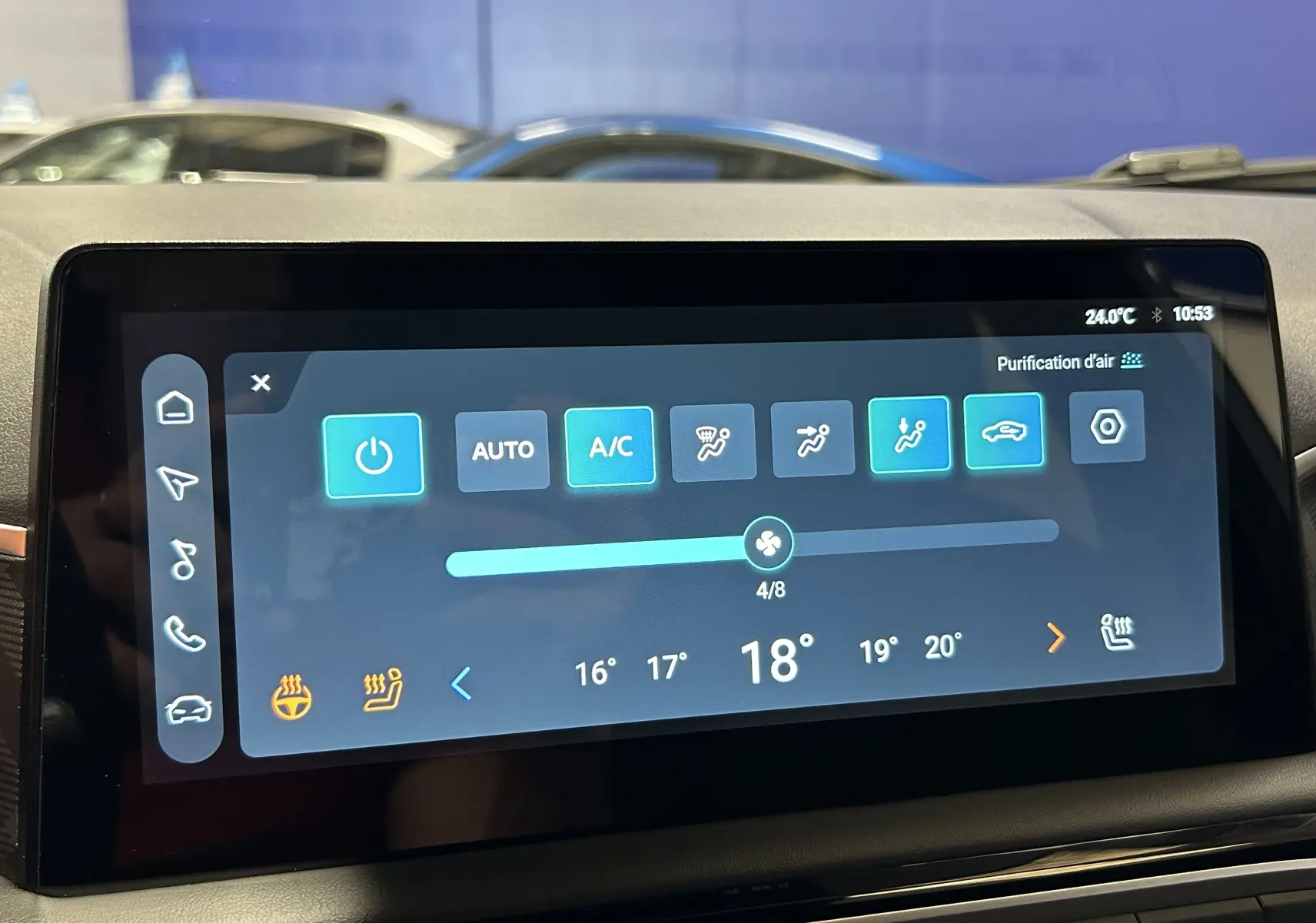 Écran tactile du système de climatisation affichant 18°C et plusieurs options activées dans un MG3 Pebble Black.
