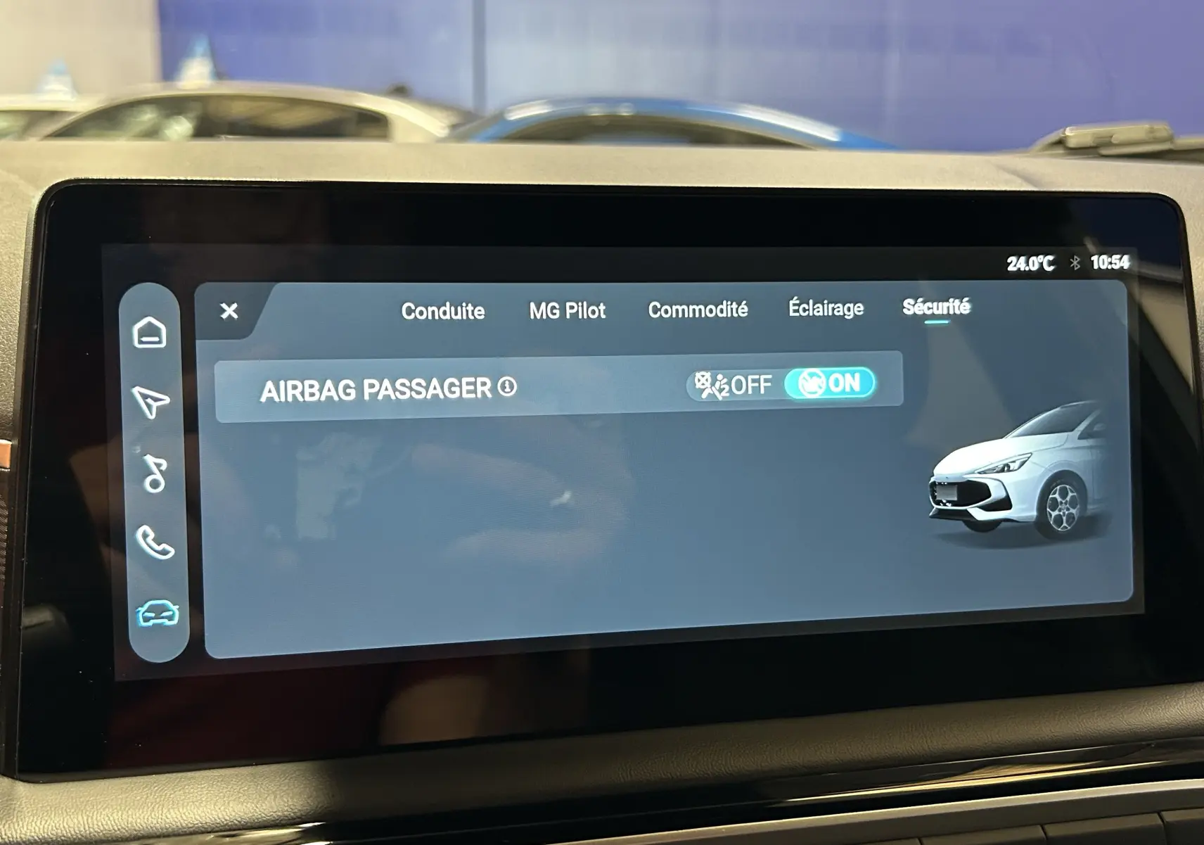 Écran tactile intérieur du MG3 1.5 Hybrid+ 195 Luxury montrant l'activation de l'airbag passager.